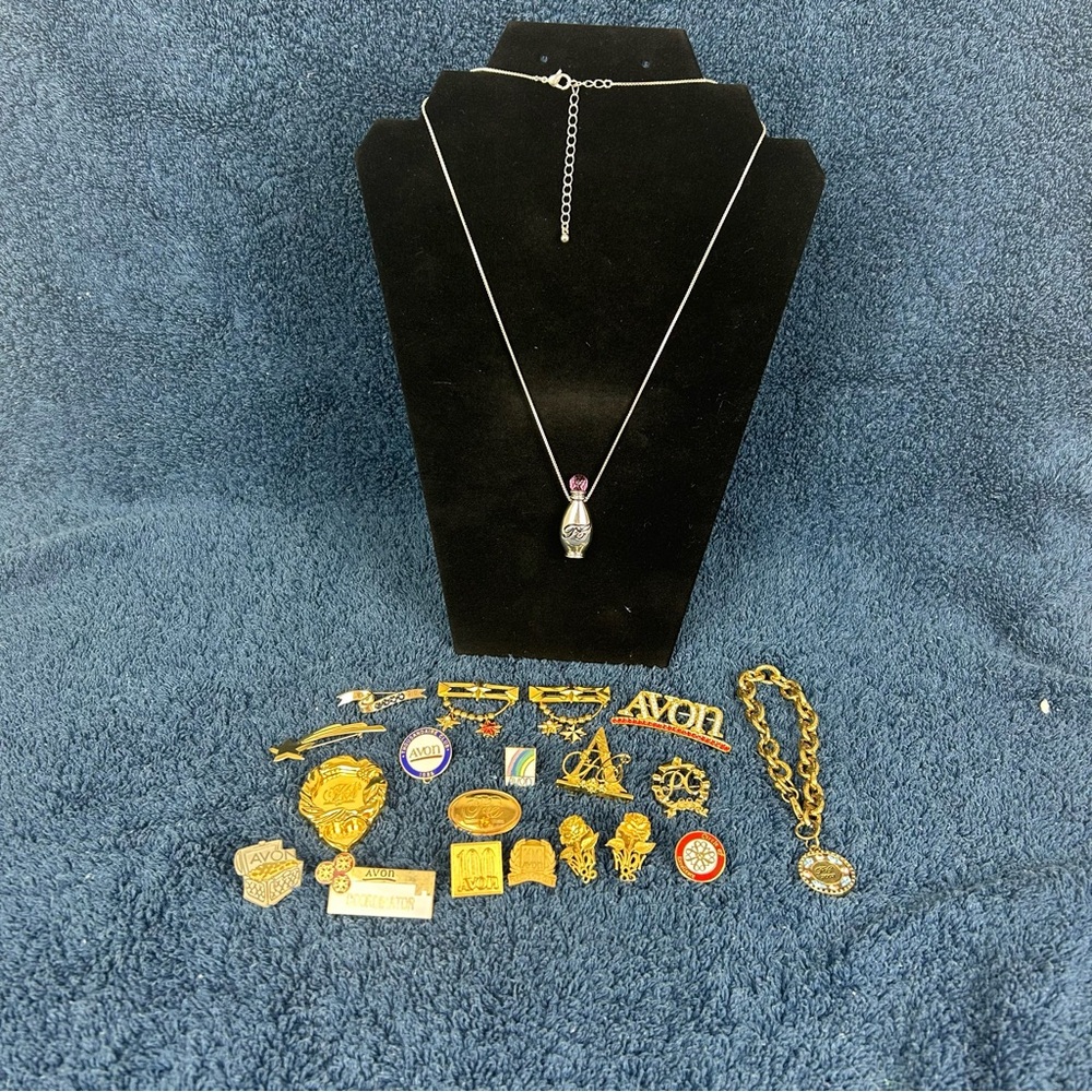 Avon VTG "80's - 2000's" - Multiple President Club pins, 1 necklace, 1 bracelet
